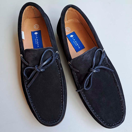 Mocasín de serraje en color azul marino y lazos